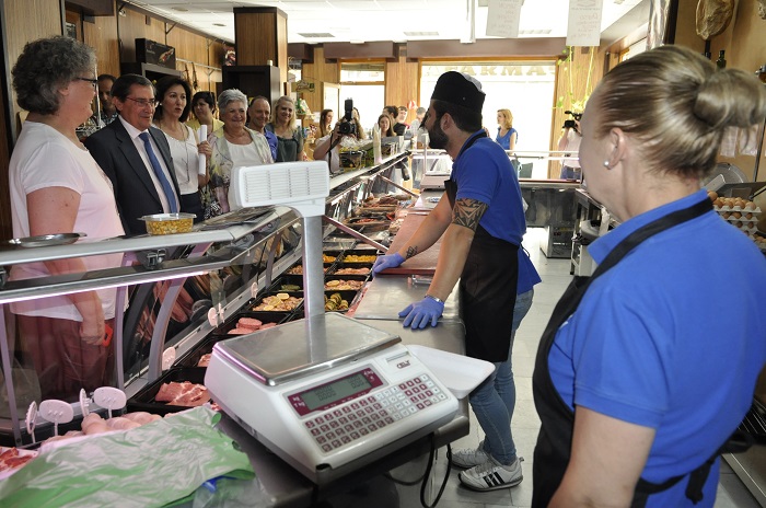 El presidente de la Diputación, José Entrena, junto a la alcaldesa, Concepción Ramírez, visita una carnicería de la localidad