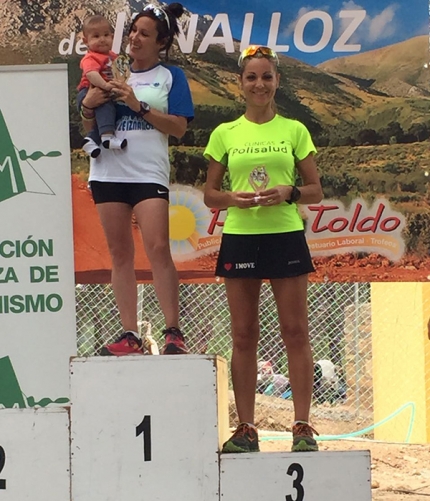 Nélida Benito, en el podio del mini-trail de Iznalloz con la elástica fosforita del club Clínicas Polisalud /POLISALUD