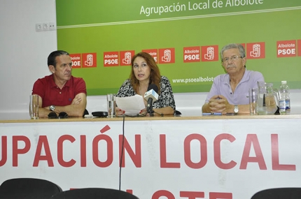 Un momento de la rueda de prensa que ofreció en su sede el PSOE de Albolote.