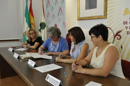 La alcaldesa Concepción Ramírez, junto a la presidenta de ASCOAL, Ana Jiménez, en la firma del convenio 