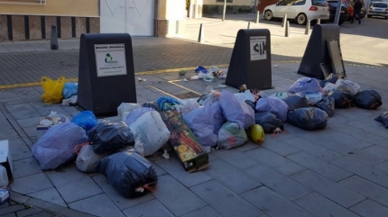 Basuras depositadas fuera de los contenedores en el casco urbano 