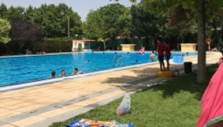 La piscina municipal el día de la inauguración de la temporada/ ÁREA DEPORTES