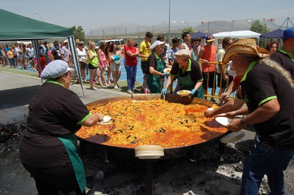 Reparto de la paella popular el año pasado