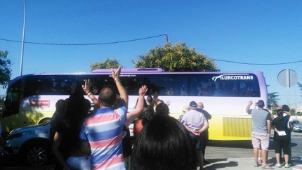 Las familias despiden a los colonos que se marcha en autobús