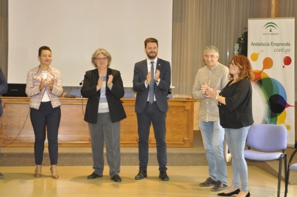 Alcaldesa y concejales socialistas junto al Delegado de Empleo en la Lanzadera de Albolote 