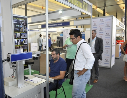 Vista parcial de la zona expositiva del Primer Encuentro Empresarial Juncaril-Asegra.