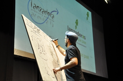 Uno de los integrantes de las lanzaderas plasma en un dibujo su paso por el proyecto durante una de las puestas en escena de la clausura. 