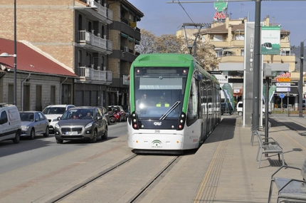 El metro en pruebas discurre por la parada de Albolote.