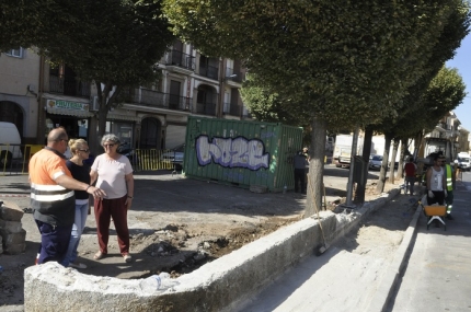 La alcaldesa, Concepción Ramírez, junto a las concejalas de medio ambiente y fiestas, Montse Bailón y Rosi Madrid, respectivamente, visitan las obras de la calle Nueva de Jardines