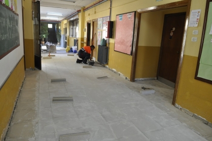 Obras en la entrada principal del colegio Tínar 