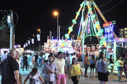 Imagen del paseo del ferial rodeado de atracciones.