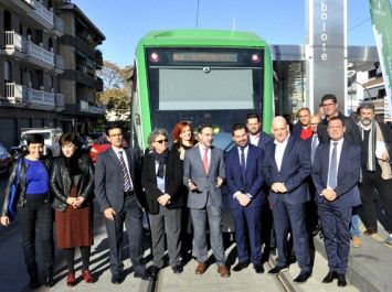 Imagen de archivo de los alcaldes, junto al consejero de Fomento, Felipe López, y otros cargos de la Junta en la parada de Albolote en noviembre pasado