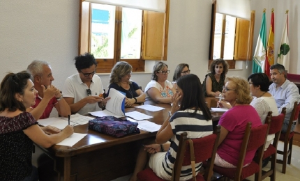 Reunión entre los responsables d elos colegios, Servicios Sociales Comunitarios y los concejales de educación y servicios sociales