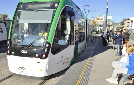 El metro, en pruebas, en la parada de Albolote 