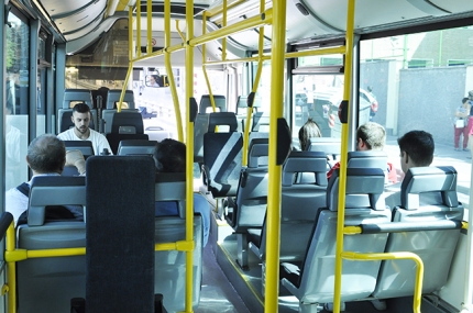 Línea de autobús a su paso por Albolote 