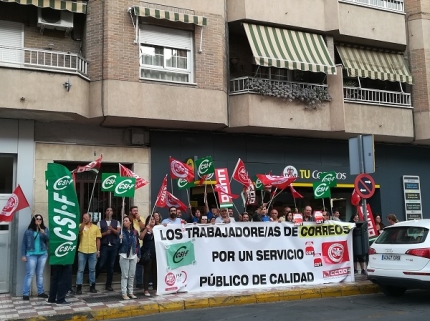 Trabajadores se manifiestan a las puertas de la oficina de Correos de Albolote 