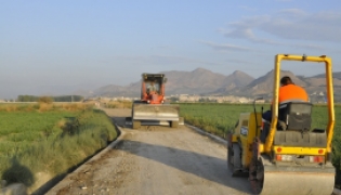 Máquinas trabajando en la compactación de la zahorra en el camino de Los Eriales