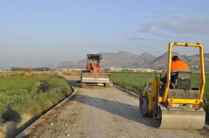 Máquinas trabajando en la compactación de la zahorra en el camino de Los Eriales