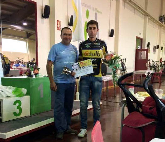 Ramírez recoje el trofeo de campeón de la prueba en Maracena