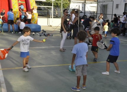 Un grupo de escolares participando en la fiesta de bienvenida de la Ludo en El chaparral 