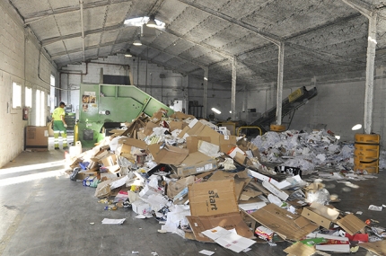 Un operario de La Cartuja en la planta de transformación.