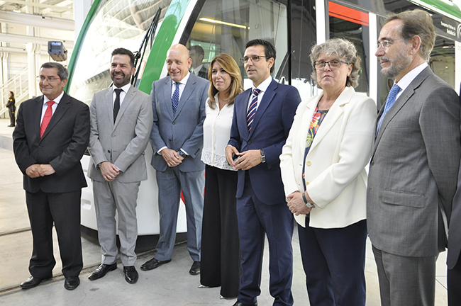 La presidenta de la Junta, Susana Díaz, posa frente al metro con los alcaldes y representantes políticos.