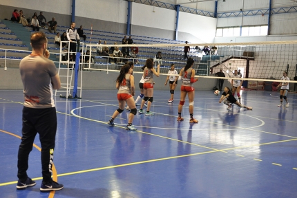 El entrenador local, Esteban Férriz, observa una jugada de su equipo en un partido en el pabellón municipal. 
