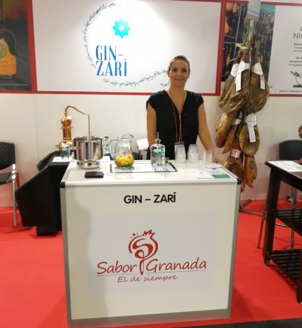 Patricia Gijón en el stand de Gin-Zarí en la reciente Feria de Muestras de Granada