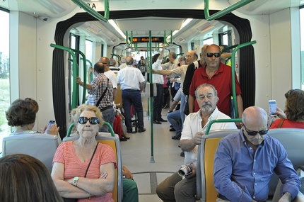 Usuarios en un vagón del Metroplitano en el trayecto dirección Albolote