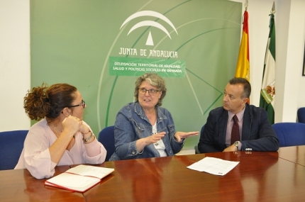 La alcaldesa, Concepción Ramírez, junto con el delegado de salud, Higinio Almagro y la concejala de salud, Rosi Madrid 