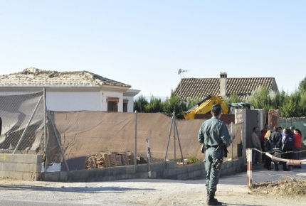 Fuerzas de seguridad junto a técnicos de la Junta de Andalucía junto a la vivienda ilegal 