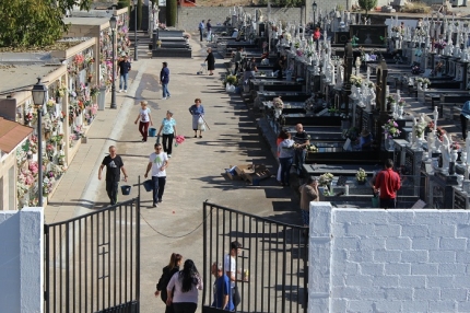 Vecinos y vecinas adecentando las tumbas de sus familiares el fin de semana 