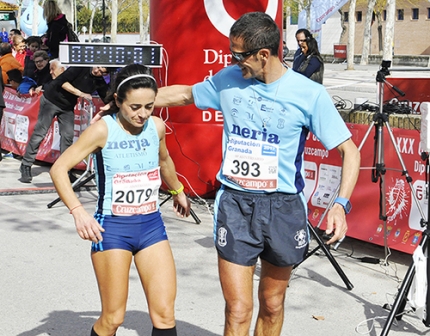 María Dolores Díez recibe el apoyo de su marido y entrenador, Juan Antonio Ruiz Navarro, a su llegada a meta. 