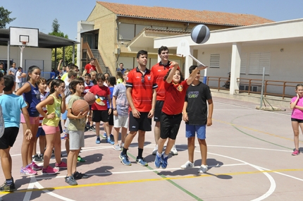 Jugadores del CB Granada durante unas clases de baloncesto en el colegio Tínar.