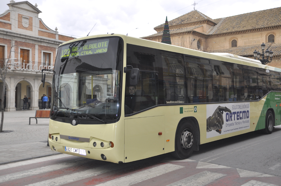 Autobús de la línea 123 a su paso por el centro urbano de Albolote en dirección Granada