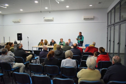 Un momento de la asamblea de barrio en la Casa de la Cultura de El Chaparral.