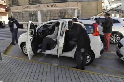 La alcaldes y varios concejales reciben los nuevos vehículos 