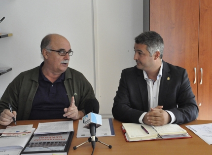 Emilio López, izquierda, y Juanfra Arenas, durante la rueda de prensa en la sede del grupo municipal de IU 