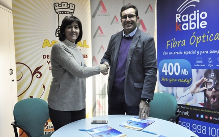 Ana Jiménez y Antonio del Valle se estrechan la mano tras la firma del acuerdo en la sede de ASCOAL