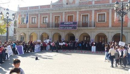 Un momento del acto conmemorativo celebrado en la Plaza del Ayuntamiento. 