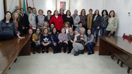 Trabajadoras de ayuda a domicilio en el salón de plenos junto a la alcaldesa, Concepción Ramírez y a la concejala, Rosa Mª Madrid