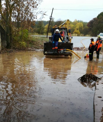 Efectivos de Protección Civil achican agua con la ayuda de maquinaria pesada en un paso inferior inundado./PROTECCIÓN CIVIL ALBOLOTE