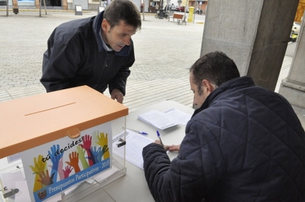 Un vecino vota en la urna ubicada en la Plaza de España 