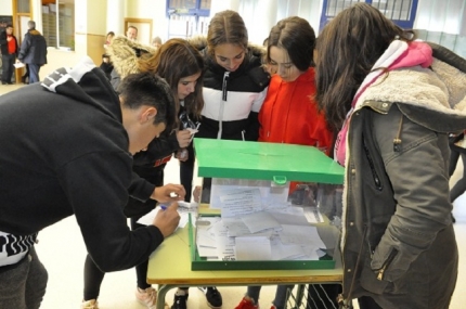 Alumnado del IES votando 