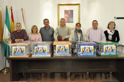 Representantes de Grupo Motor y varios concejales con las urnas del proceso justo antes del inicio del recuento de votos. 