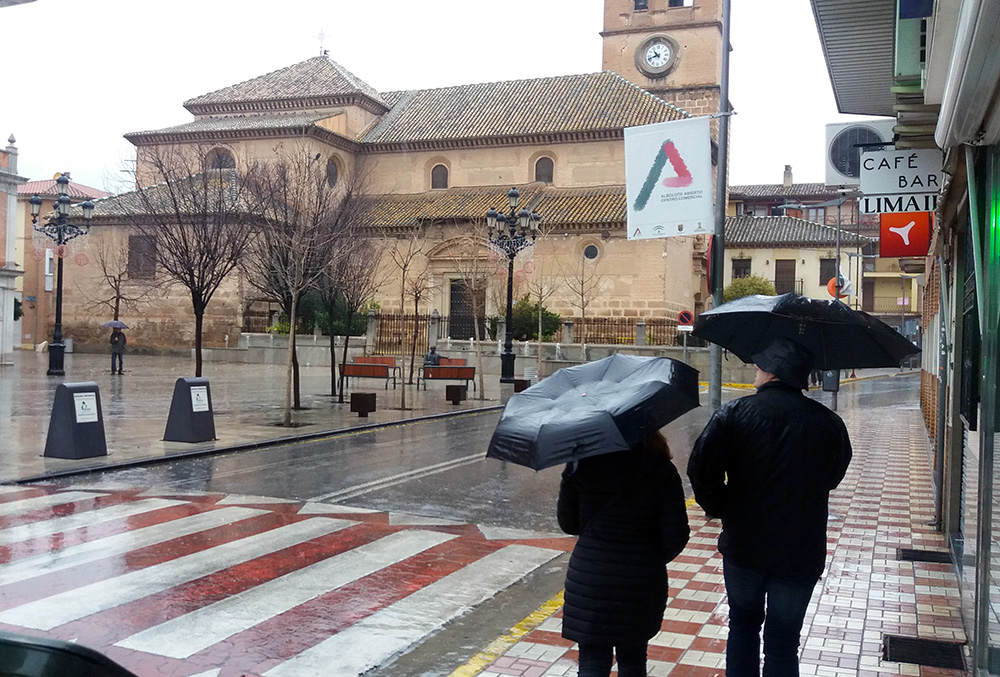 Hoy ha sido una mañana de paraguas en Albolote. 