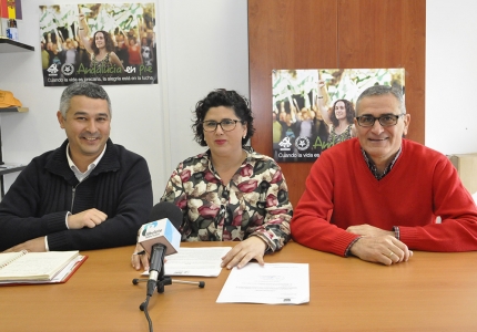 Los tres concejales de IU-Ganermos, Juanfra Arenas, Lidia Milena y José González (saquito rojo), en rueda de prensa para explicar el contenido de la moción 