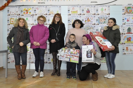 Los tres ganadores con sus premios rodeados de algunos vecinos y de la concejala Rosa Mª Madrid.