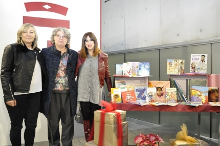 La alcaldesa, Concepción Ramírez, en el acto de entrega de los libros a 31 municipios