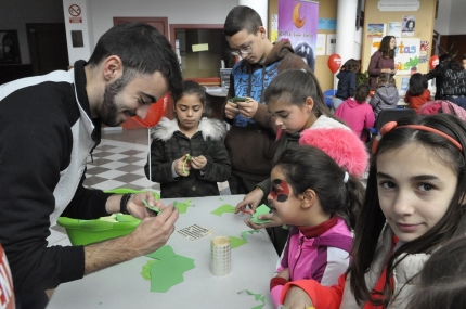 Un grupo de menores participan en un taller de adornos de Navidad 